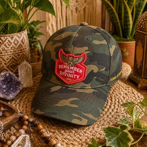 Czapka z daszkiem z nadrukiem w kamuflażu „Winged Tiger”, czapka z daszkiem z nadrukiem „Pamiętaj o swojej boskości”, czapka z daszkiem z kamuflażem duchowym, czapka baseballowa z nadrukiem kamuflażowym