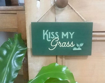 Country Living Garden Wall Plaque - Kiss My Grass