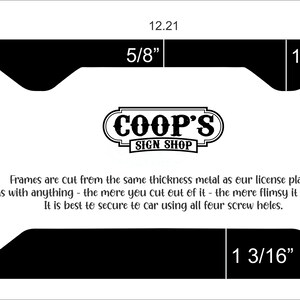 K&ouml;nnte beinhalten: Schwarzer Kennzeichenrahmen mit dem Text "COOP'S SIGN SHOP". Der Rahmen ist 31,01 cm breit und 16,51 cm hoch. Der Rahmen hat folgende Ma&szlig;e: 1,59 cm, 3,18 cm und 3,02 cm.