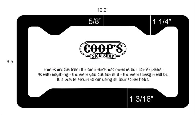 K&ouml;nnte beinhalten: Schwarzer Kennzeichenrahmen mit dem Text "COOP'S SIGN SHOP". Der Rahmen ist 31,01 cm breit und 16,51 cm hoch. Der Rahmen hat folgende Ma&szlig;e: 1,59 cm, 3,18 cm und 3,02 cm.