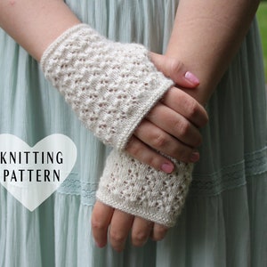 Peut inclure: Une paire de mitaines blanches en tricot avec un motif ajouré. Les mitaines sont portées par une personne vêtue d'une robe bleu clair. Le texte "Knitting Pattern" est visible dans un cœur blanc.