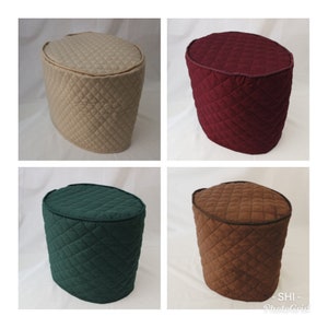 以下が含まれることがあります： ベージュ、ワインレッド、グリーン、ブラウンの4色のキルティング家電カバー。カバーは楕円形で、キルティング模様が施されています。