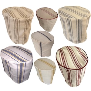 Op de afbeelding: Set van zeven gestreepte stoffen hoezen voor keukenapparaten. De hoezen zijn in verschillende kleuren, waaronder beige, bruin, blauw en rood. De hoezen hebben een eenvoudig, klassiek ontwerp.