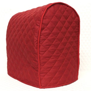 Könnte beinhalten: Rote gesteppte Küchen-Geräteabdeckung mit Rautenmuster.