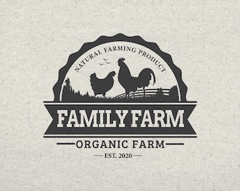 Puede incluir: Logotipo en blanco y negro para una granja familiar. El logotipo presenta un gallo y una gallina en un campo con una cerca. El texto dice "Producto de agricultura natural", "Granja familiar", "Granja orgánica" y "Est. 2020".