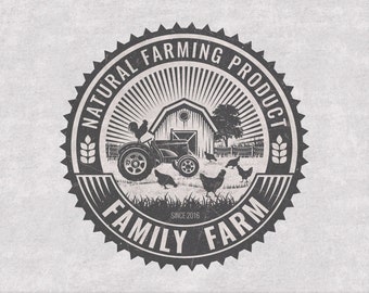 Puede incluir: Logotipo vintage en blanco y negro con un tractor, un granero, pollos y espigas de trigo. El texto dice "Producto de agricultura natural Granja familiar Desde 2016".