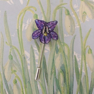 Handgemachte Violette Blumen Anstecknadel: Handbemalte Violette Blumen Anstecknadel