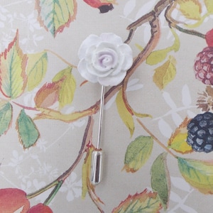 Pequeño PIN de rosa blanca, ramillete floral blanco para boda de verano, broche de solapa con rosa, broche de recuerdo, broche de amistad, pintado a mano.