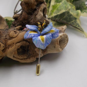Broche de flor de iris azul con forma de nomeolvides, ramillete de boda de arcilla azul floral, broche de solapa de iris azul, flor de cumpleaños de febrero - Pintado a mano y hecho a mano