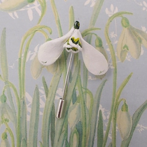 PIN DE CAMPANILLA DE NIEVE Flor de solapa para boda de primavera Ramillete de boda blanco Galanthus Broche de flor de nacimiento Símbolo de amor Boutonniere Pintado a mano Hecho a mano