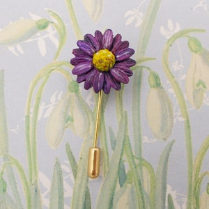 Pequeño broche de margarita morada de San Miguel, delicado ramillete de boda otoñal con margaritas lilas, broche de solapa con margaritas moradas, pintado a mano