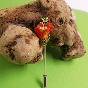 Delicado y pequeño PIN de FREESIA rojo, broche de Freesia, solapa de boda roja, broche de Freesia rojo, flor de solapa de Freesia hecha a mano pintada a mano