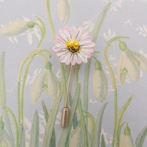 Pequeño PIN DE MARGARITA DE CÉSPED, delicado ramillete de margarita blanca para boda, broche de flor de solapa de margarita, símbolo de amor, cadena de margaritas, boutonniere pintado a mano