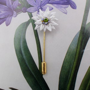 Broche de margarita blanca con ramillete de margarita blanca para boda, broche de solapa austriaco, hecho a mano y pintado a mano.
