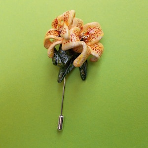 Naranja TIGER LILY PIN Tiger Lilies Pin arcilla flor boda ramillete lirio broche naranja lirio solapa flor broche - hecho a mano pintado a mano