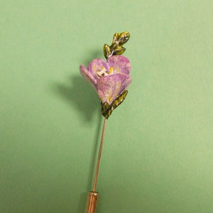 Broche de frésia com broche de frésia roxo, lapela de casamento, broche de frésia roxo, flor de lapela de frésia - feito à mão e pintado à mão