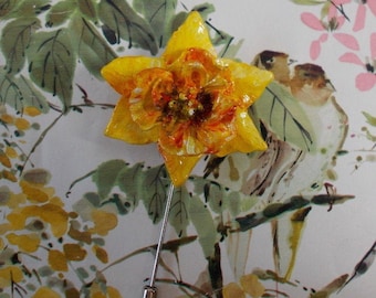 手作りの黄色い水仙のピン：花柄のラペルブローチ、聖デイヴィッドの日