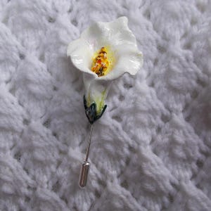 Broche de lirio blanco CALLA - Broche de lirio ARUM, clásico, floral, de arcilla, para boda, con flor de lirio, broche de solapa, broche de lirio blanco - Hecho a mano y pintado a mano
