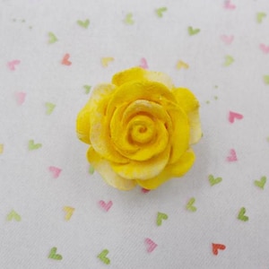 BROCHE DE ROSA AMARILLA Pin de solapa de rosa amarilla Ramillete de boda de flor de rosa amarilla Símbolo de la rosa galesa del amor Boutonniere - Pintado a mano