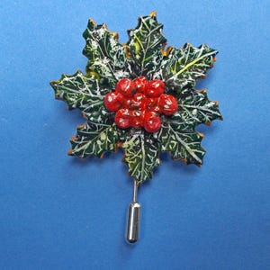 大きなヒイラギとベリーのリースのピン、クリスマスの冬のウェディングコサージュ、ヒイラギのラペルピン、赤いベリーのブローチ、クリスマスのピン、ハンドメイド、手描き