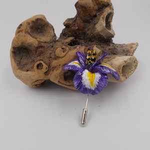 PIN DE IRIS PÚRPURA OSCURA Ramillete de boda de arcilla púrpura floral Broche de solapa de iris Flor de cumpleaños de febrero Iris púrpura - Pintado a mano