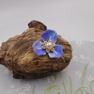 Broche NOMEOLVIDES de tres pétalos Pin nomeolvides azul Flor de solapa masónica de boda azul Pin conmemorativo de amor Pin de amistad pintado a mano