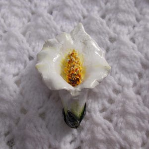 Broche de lirio blanco - ARUM - Broche de lirio clásico de arcilla floral para boda - Broche de flor de lirio para solapa - Pin de lirio blanco - Hecho a mano - Pintado a mano