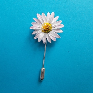 PIN DE MARGARITA BLANCA Broche de margarita Ramillete de boda blanco Broche de solapa de margarita de césped blanco Cadena de margaritas Boutonniere - Pintado A MANO