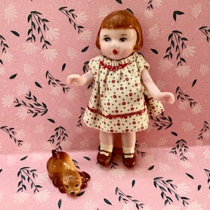 Bambola in miniatura in bisquit rosa antico: tipo Googly degli anni &#39;20, vestiti carini da 2,75&quot;