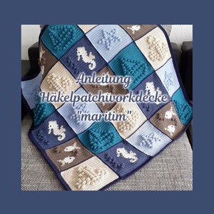 Könnte beinhalten: Eine Häkeldecke mit maritimem Thema. Die Decke besteht aus Quadraten mit verschiedenen Designs, darunter Seepferdchen, Fische und Herzen. Die Quadrate sind in Blautönen, Braun, Beige und Weiß gehalten.