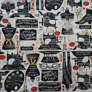 Könnte beinhalten: Weißer Stoff mit einem sich wiederholenden Muster aus Vintage-Näh- und Schneider-Elementen. Enthält Nähmaschinen, Schneiderpuppen, Scheren, Garnrollen und Text wie "Merchant Tailor" und "Quilts".