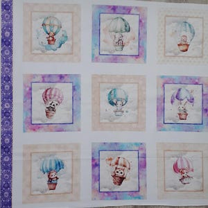 Könnte beinhalten: Ein weißer Stoff mit einem sich wiederholenden Muster aus neun Quadraten. Jedes Quadrat enthält eine Aquarell-Illustration eines Heißluftballons mit einem anderen Tier darin. Die Tiere umfassen einen Bären, einen Elefanten, eine Maus, ein Kaninchen und eine Eule. Die Ballons sind alle in verschiedenen Farben und haben Streifen.