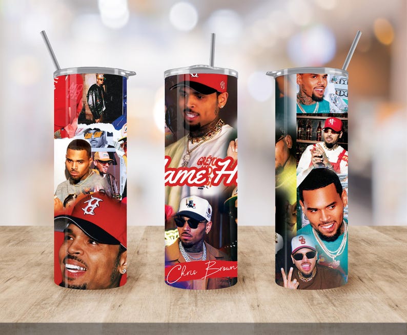 Puede incluir: Tres vasos de acero inoxidable con un collage de im&aacute;genes de Chris Brown. Los vasos son rojos, blancos y negros con el texto "Chris Brown" y "Fame & Fortune" impreso en ellos.