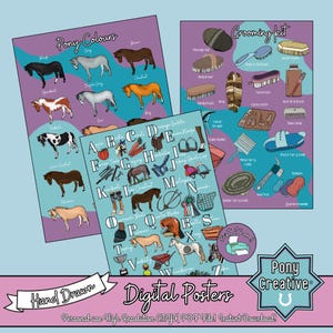 Può includere: Tre poster digitali a tema pony. Un poster mostra i colori dei pony, un altro mostra gli articoli del kit di toelettatura e il terzo presenta un alfabeto con oggetti legati ai cavalli. I poster sono etichettati "Disegnato a mano" e "Poster digitali."