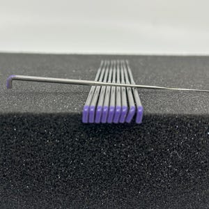 Diez agujas de fieltrar retorcidas codificadas por colores de calibre 42 en un tubo de cartón con tapa para fieltrar con aguja, lana