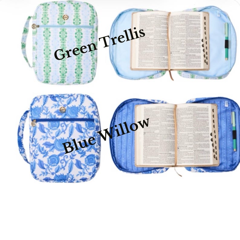 Puede incluir: Dos fundas para Biblia, una con un patr&oacute;n de enrejado verde y otra con un dise&ntilde;o floral azul. Cada funda est&aacute; abierta, revelando un libro y un bol&iacute;grafo. El texto "Green Trellis" y "Blue Willow" son visibles.