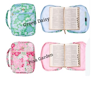 Puede incluir: Dos fundas para Biblia, una verde con estampado floral blanco y azul, la otra rosa con dise&ntilde;o floral. Ambas tienen asa y cremallera. Las fundas est&aacute;n abiertas, revelando un libro y un bol&iacute;grafo.