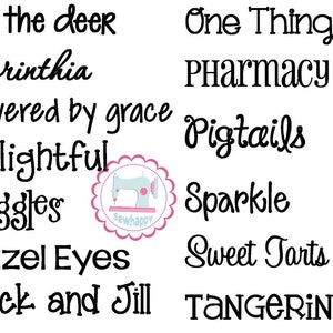 Puede incluir: Fondo blanco con varias frases de texto negro en cursiva. Las frases incluyen "As the deer", "Corinthia", "Covered by grace", "Delightful", "Giggles", "Hazel Eyes", "Jack and Jill", "One Thing", "Pharmacy", "Pigtails", "Sparkle", "Sweet Tarts" y "Tangerine". Tambi&eacute;n hay un logotipo de m&aacute;quina de coser rosa.
