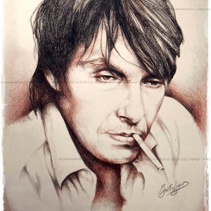 Könnte beinhalten: Bleistiftporträt einer Person mit dunklem Haar, weißem Hemd und Zigarette. Das Kunstwerk ist signiert und datiert. Das Porträt ist in Braun- und Schwarztönen gehalten. Der Name des Künstlers ist sichtbar.