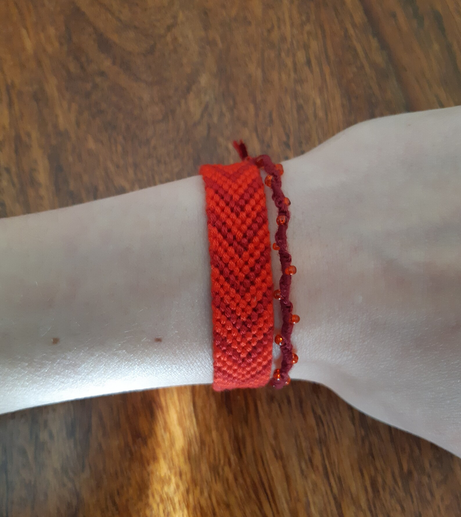 Friendship bracelet set with beads in shades of red. Bracelets Etsy