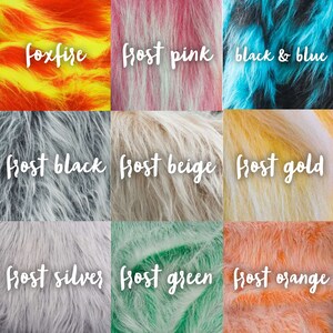 Op de afbeelding: Negen kleurrijke nepbontstalen. Kleuren zijn foxfire, frost pink, black & blue, frost black, frost beige, frost gold, frost silver, frost green en frost orange. Elke staal heeft een andere kleur en textuur, met de kleurnaam in witte letters.