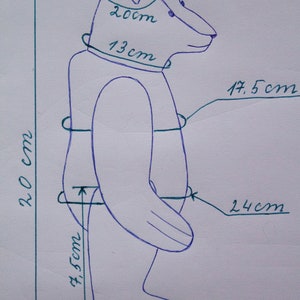 May include: Line drawing of a teddy bear with measurements in centimeters. The bear is 20 cm tall, 13 cm wide, 24 cm long, and 17.5 cm from the top of the head to the bottom of the body.