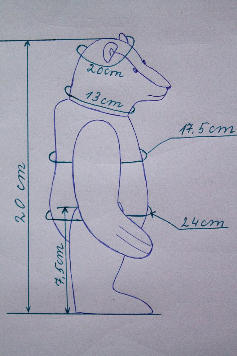 May include: Line drawing of a teddy bear with measurements in centimeters. The bear is 20 cm tall, 13 cm wide, 24 cm long, and 17.5 cm from the top of the head to the bottom of the body.
