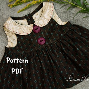 Puede incluir: Un vestido sin mangas marrón y verde con un cuello estampado blanco y dorado y dos botones burdeos. El vestido tiene una falda fruncida y el texto "Pattern PDF" está impreso en la parte delantera. El texto "Larisa Tea" está impreso en la esquina inferior derecha del vestido.
