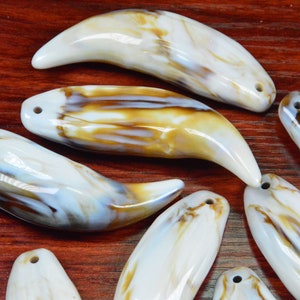 5pcs acrylic fangs,monster teeth charm.Vintage plastic Bone finding.ivory acrylic tooth pendant.large Ox horn shaped beads.jewelry making
