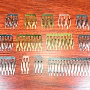 Puede incluir: Un juego de 12 peines para el cabello de metal en varios colores, incluyendo plata, oro y oro rosa. Los peines tienen un diseño decorativo con múltiples dientes.