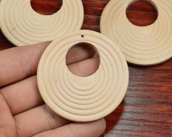 Conjunto de 6 pingentes de brinco redondos de madeira natural. Círculo de madeira esculpida sem acabamento. 60 mm