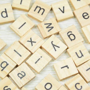 100pcs madera letra Bloques,Bloques de letras minúsculas,Juguete de madera natural para niños pequeños,letra de madera