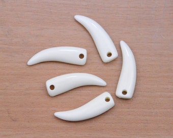 20pcs acrylic fangs,monster teeth charm.Vintage plastic Bone finding.ivory acrylic tooth pendant.Ox horn shaped beads.jewelry making 40x11mm
