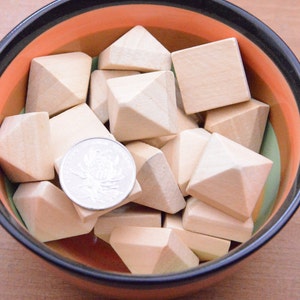 10 cuentas de madera con forma de pirámide para abalorios. Tapones de madera natural de perfil bajo con orificio superior en forma de pirámide, 22 x 17 mm.